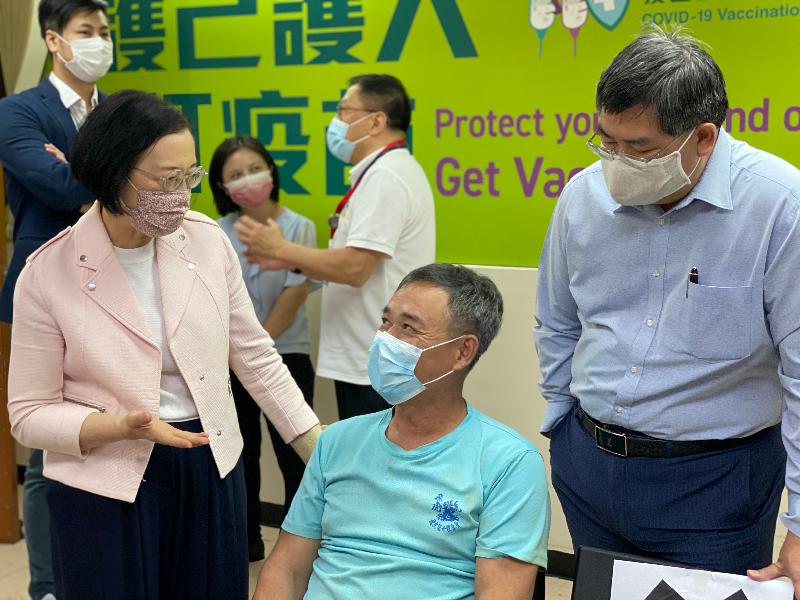 The Secretary for Food and Health, Professor Sophia Chan (left), visited the Aberdeen Wholesale Fish Market today (July 15) to observe the Government's outreach vaccination service for fishing vessel deckhands. The Director of Agriculture, Fisheries and Conservation, Dr Leung Siu-fai (right), was also present.