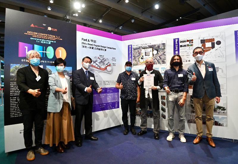 The prize presentation ceremony of the Design Competition 1+1 for the Expansion of the Hong Kong Science Museum and the Hong Kong Museum of History was held today (July 17). Picture shows the jury panel member of the Design Competition 1+1, Professor Raymond Fung (first left); the Director of Architectural Services, Ms Winnie Ho (second left); the Director of Leisure and Cultural Services, Mr Vincent Liu (third left), and the Head Juror of the Competition, Mr Douglas So (first right), posing with the winning team of Part A of the Competition.
