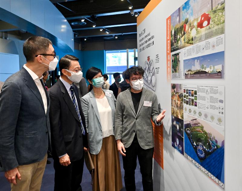 All entries of the Design Competition 1+1 for the Expansion of the Hong Kong Science Museum and the Hong Kong Museum of History are on display at the Hong Kong Science Museum from today (July 17). Picture shows the Head Juror of the Competition, Mr Douglas So (first left); the Director of Leisure and Cultural Services, Mr Vincent Liu (second left); and the Director of Architectural Services, Ms Winnie Ho (third left) visiting the special corner of the exhibition that showcases the winning entries and chatting with the representative of the winning team of Part B of the Competition.