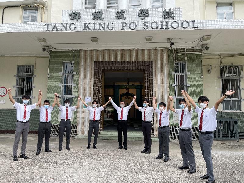 The Secretary for Innovation and Technology, Mr Alfred Sit (centre), visits his alma mater Tang King Po School today (July 17) and gives encouragement to students preparing for the release of Hong Kong Diploma of Secondary Education Examination results.