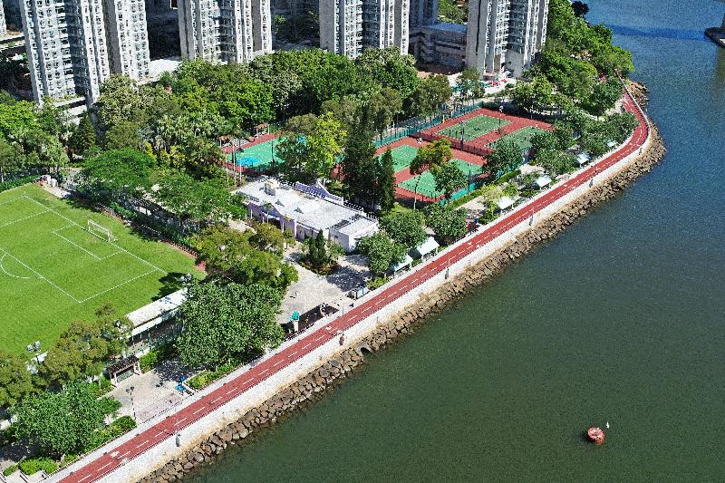 The Civil Engineering and Development Department today (July 19) announced that the cycle track and cycling entry/exit hub at the Tsuen Wan waterfront have been fully opened. Photo shows the cycle track next to Tsuen Wan Riviera Park.