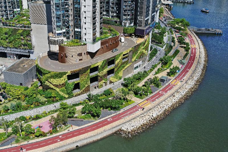 The Civil Engineering and Development Department today (July 19) announced that the cycle track and cycling entry/exit hub at the Tsuen Wan waterfront have been fully opened. Photo shows the cycle track along Tsuen Wan Park.