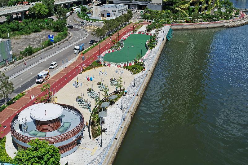 The Civil Engineering and Development Department today (July 19) announced that the cycle track and cycling entry/exit hub at the Tsuen Wan waterfront have been fully opened. Photo shows the cycling entry/exit hub at Hoi Hing Road.