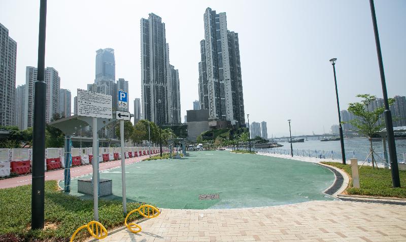 The Civil Engineering and Development Department today (July 19) announced that the cycle track and cycling entry/exit hub at the Tsuen Wan waterfront have been fully opened. Photo shows the cycle practising area at the cycling entry/exit hub.