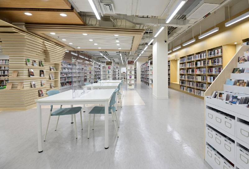Sau Mau Ping Public Library will open at its new location on Friday (July 23). Photo shows the Adult Library of the new library. 