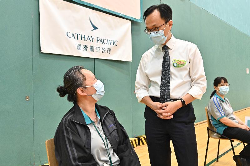 The Secretary for the Civil Service, Mr Patrick Nip, and the Secretary for Transport and Housing, Mr Frank Chan Fan, visited Cathay Pacific City today (July 19) to view the administering of the BioNTech vaccine to staff members of Cathay Pacific, as arranged by the Government's outreach vaccination service. Photo shows Mr Nip (second left) chatting with a staff member working in Cathay Pacific City (first left) who was vaccinated.