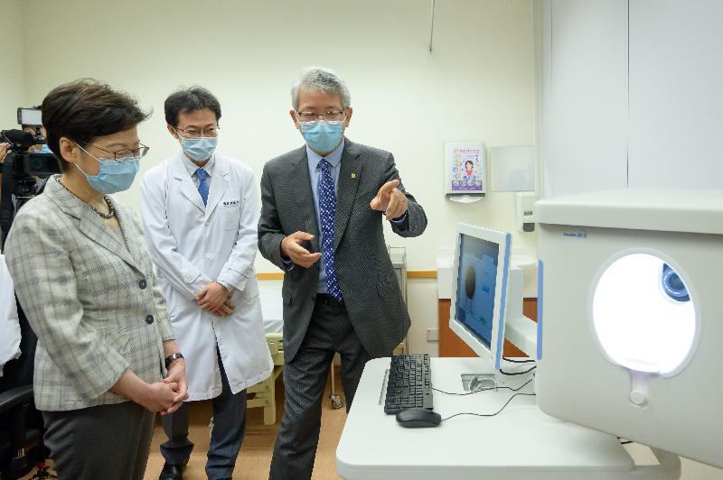 The Chief Executive, Mrs Carrie Lam, today (July 19) visited Hong Kong Baptist University. Photo shows Mrs Lam (first left) receiving a briefing on the Chinese Medicine Four Diagnostic Instrument by a member of the School of Chinese Medicine. 