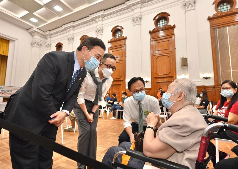 The Secretary for the Civil Service, Mr Patrick Nip, visited the University of Hong Kong (HKU) today (July 21) to view the administering of the BioNTech vaccine on campus to students and staff members of the university as arranged by the Government's outreach vaccination service. Photo shows Mr Nip (third left); the President and Vice-Chancellor of HKU, Professor Zhang Xiang (first left); and the Dean of the Li Ka Shing Faculty of Medicine of HKU, Professor Gabriel Leung (second left), chatting with a former University Librarian of HKU, Dr Kan Lai-bing (second right), who is about to receive her COVID-19 vaccination.
