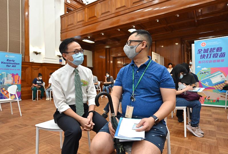 The Secretary for the Civil Service, Mr Patrick Nip, visited the University of Hong Kong today (July 21) to view the administering of the BioNTech vaccine on campus to students and staff members of the university as arranged by the Government's outreach vaccination service. Photo shows Mr Nip (left) chatting with a staff member of HKU about to receive his COVID-19 vaccination.

