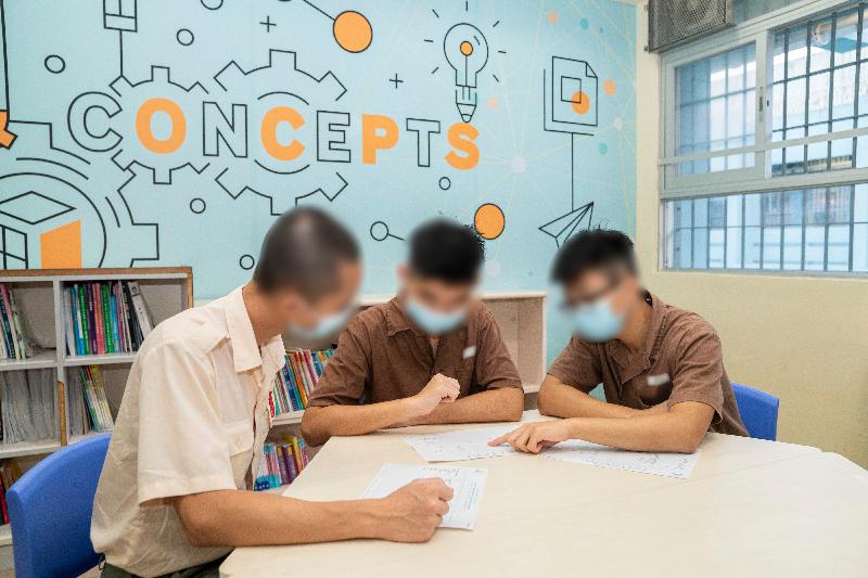 Seven young persons in custody enrolled in the HKDSE Examination this year. Photo shows young persons in custody at Pik Uk Correctional Institution discussing their results. 