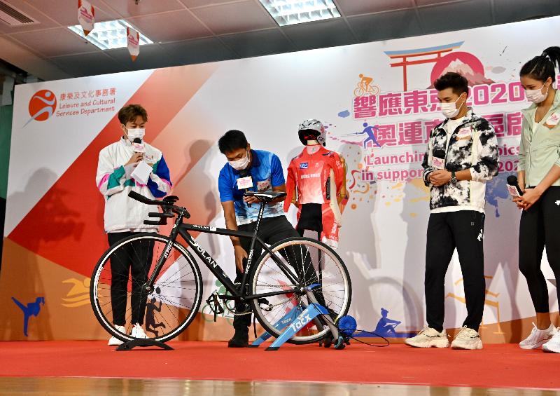 "Launching of Olympics Live Zone in support of Tokyo 2020 Olympics" ceremony was held at the Kowloon Park Sports Centre today (July 23). Picture shows (second left) former cycling athletes Mr Leung Chi-yin demonstrating sports skills to the audience.