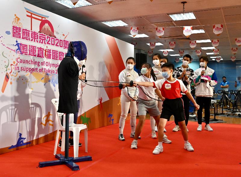 "Launching of Olympics Live Zone in support of Tokyo 2020 Olympics" ceremony was held at the Kowloon Park Sports Centre today (July 23). Picture shows some members of the public attending the launch-out event join demonstration of fencing.