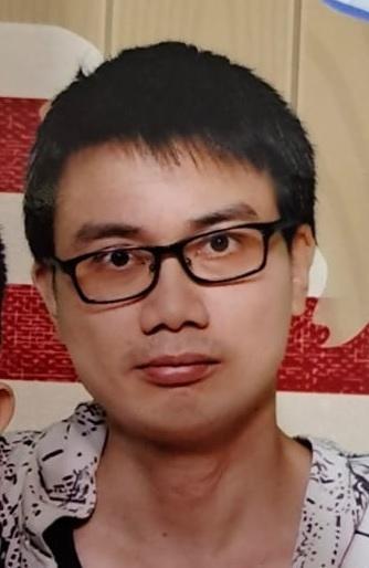 Kwok Sai-wing, aged 37, is about 1.6 metres tall, 59 kilograms in weight and of thin build. He has a round face with yellow complexion and short black hair. He was last seen wearing a black shirt, dark-coloured trousers, blue sandals and carrying a black backpack.
