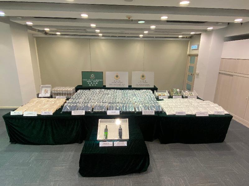 香港海關七月十二日至昨日（七月二十四日）採取連串反毒品行動，檢獲市值逾二億三千萬元的懷疑毒品。

