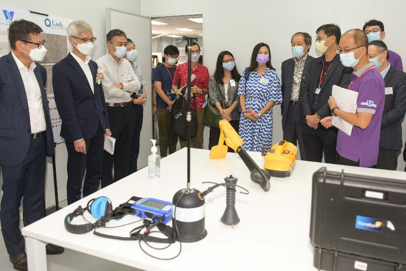 Q-Leak, the underground water mains leak detection training centre, was opened today (July 26). Photo shows the Director of Water Supplies, Mr Kelvin Lo (second left), and other guests being briefed by staff on the operation of leak detection devices during their visit to the centre.
