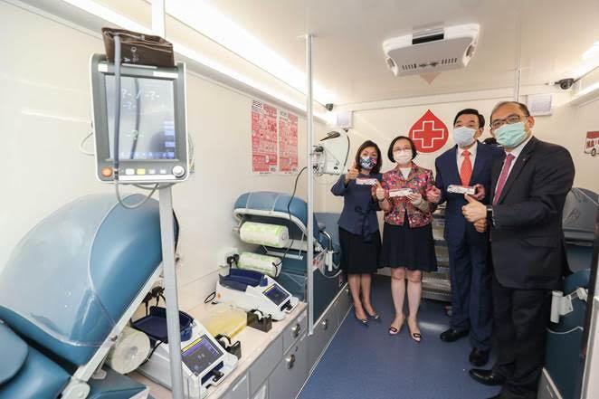 香港紅十字會輸血服務中心獲中銀香港捐贈全新流動捐血車，拓展網絡。圖示輸血服務中心行政及醫務總監李卓廣醫生（右一）今日（七月二十六日）向啟動禮主禮嘉賓介紹新捐血車設備。車上設三張電動捐血椅、等候區、面見室和工作枱，提供更舒適的捐血體驗。