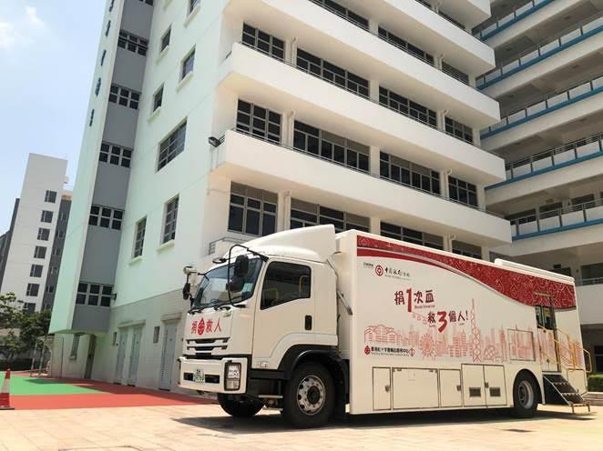 香港紅十字會輸血服務中心獲中銀香港捐贈全新流動捐血車，拓展網絡。新捐血車可以善用其靈活優勢，積極走進校園，招募捐血者，並作發揮宣傳和教育的功能。中心至今已初步與18所中小學及三所大學洽商舉辦「流動捐血車校園捐血活動」。