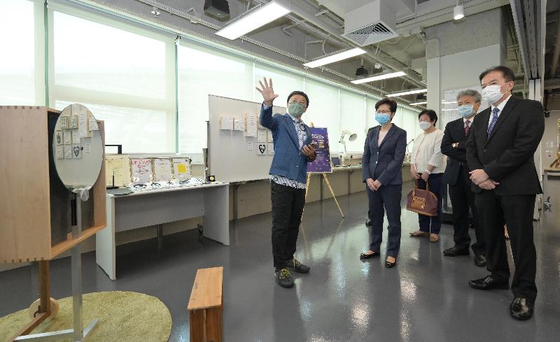 行政長官林鄭月娥今日（七月二十六日）到訪香港教育大學。圖示林鄭月娥（左二）聽取該校研發的「便攜式互動與冥想鏡」的介紹。