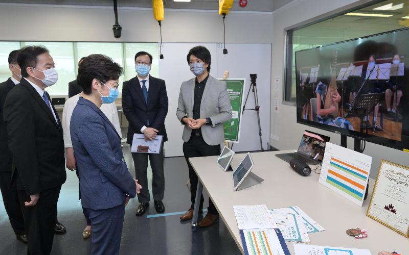 The Chief Executive, Mrs Carrie Lam, today (July 26) visited the Education University of Hong Kong. Photo shows Mrs Lam (second left) receiving a briefing on the grid notation developed by the school.