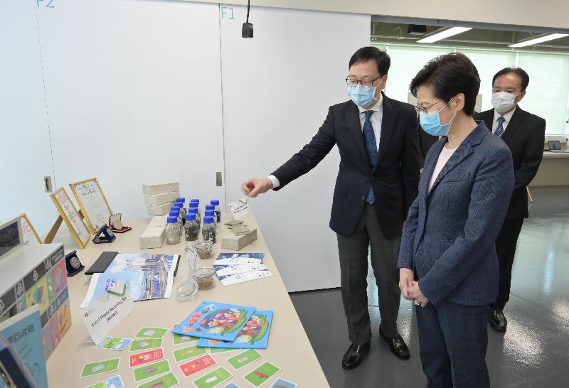 The Chief Executive, Mrs Carrie Lam, today (July 26) visited the Education University of Hong Kong. Photo shows Mrs Lam (centre) receiving a briefing on products developed by the Department of Science and Environmental Studies.