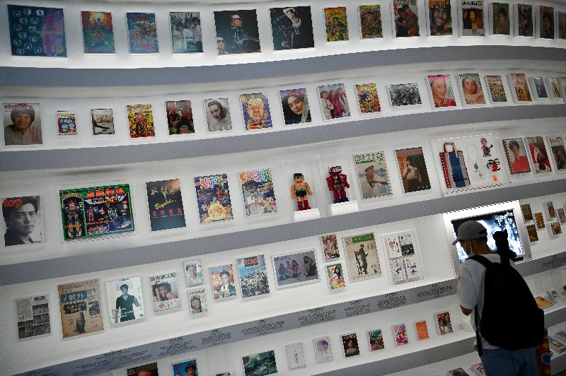 The opening ceremony for the "Hong Kong Pop 60+" exhibition was held today (July 27) at the Hong Kong Heritage Museum. Picture shows toys, comics and publications of different periods showcased in the exhibition.