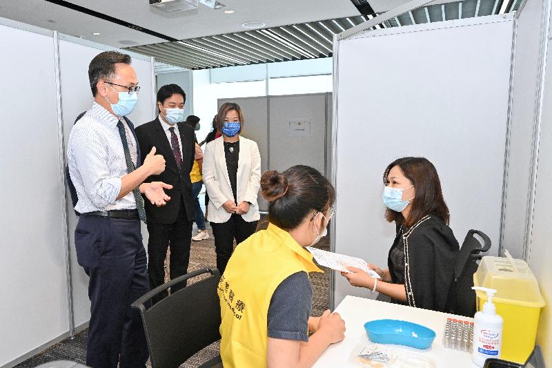 The Secretary for the Civil Service, Mr Patrick Nip (first left); the Chief Executive Officer, AXA Hong Kong and Macau (AXA), Ms Sally Wan (third left); and the Chief Distribution Officer (Hong Kong, Macau and Guangdong) of AXA, Mr Howard Pou (second left), viewed the administering of COVID-19 vaccinations by the Government's outreach vaccination service at the enterprise today (July 28). Photo shows a staff member who has just received her vaccination.