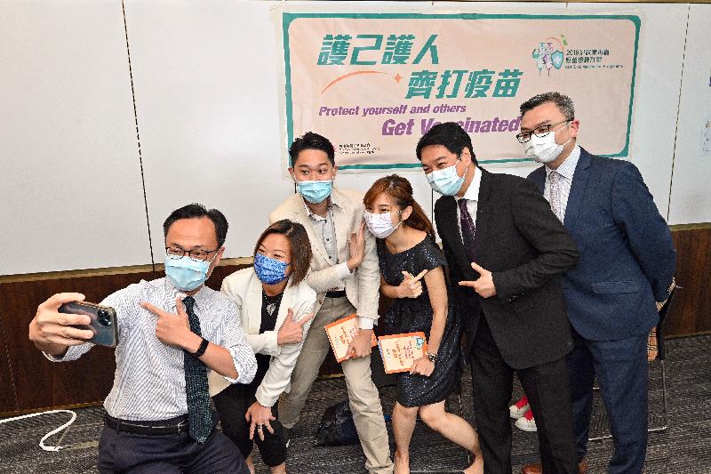 The Secretary for the Civil Service, Mr Patrick Nip, viewed the administering of COVID-19 vaccinations by the Government's outreach vaccination service at AXA Hong Kong and Macau today (July 28). Photo shows Mr Nip (first left) taking a selfie with the senior management and a staff member of the enterprise.