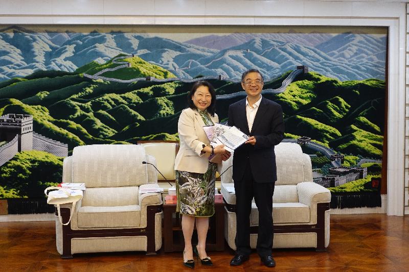 The Secretary for Justice, Ms Teresa Cheng, SC (left), meets with the President of the Supreme People's Court, Mr Zhou Qiang (right), in Beijing this afternoon (July 28).