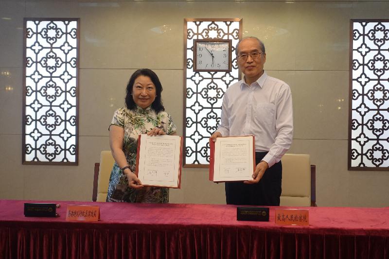 The Secretary for Justice, Ms Teresa Cheng, SC (left), signed a record of meeting with the Procurator-General of the Supreme People's Procuratorate, Mr Zhang Jun (right), in Beijing this afternoon (July 28).