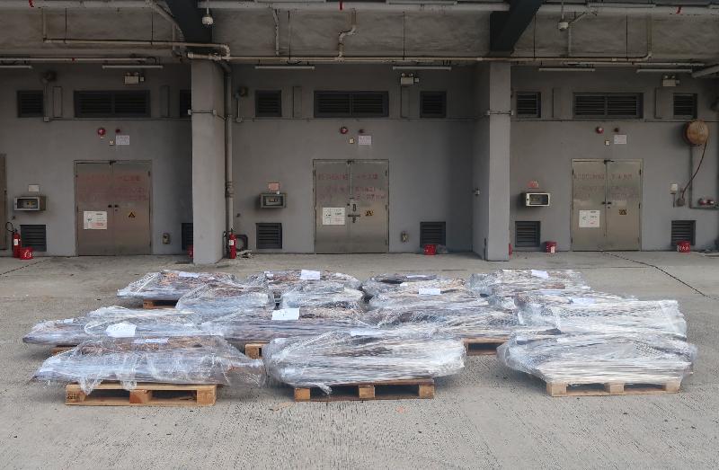 Hong Kong Customs yesterday (July 27) seized about 2 370 kilograms of suspected scheduled red sandalwood from a container at Kwai Chung Customhouse Cargo Examination Compound. The estimated market value of the seizure was about $1.47 million. A man was arrested. Photo shows the suspected scheduled red sandalwood seized.