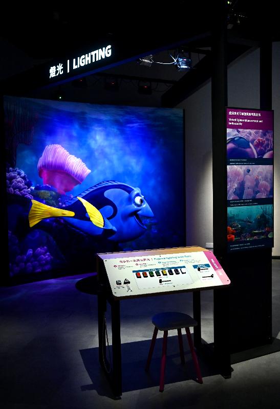The exhibition "The Science Behind Pixar" will be held at the Hong Kong Science Museum from tomorrow (July 30). Visitors can use lights in the Lighting section to enhance the mood and believability of the character Dory in the underwater scenes from "Finding Nemo".