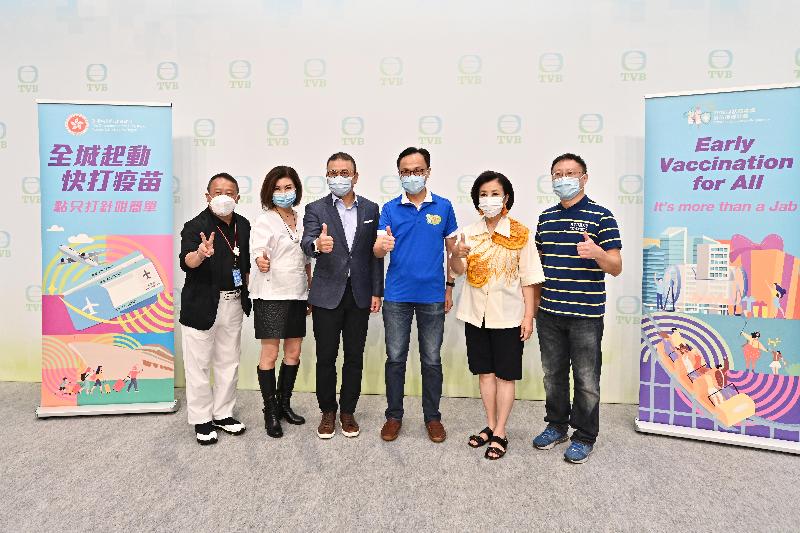 The Secretary for the Civil Service, Mr Patrick Nip, and the Chairman and Non-executive Director of Television Broadcasts Limited (TVB), Mr Thomas Hui, viewed the administering of a COVID-19 vaccine by the Government's outreach vaccination team at TVB City today (July 29). Photo shows Mr Nip (third right); Mr Hui (third left); Advisory Panel on COVID-19 Vaccines member Dr Thomas Tsang (first right); Deputy General Manager (Non-Drama, Music Production & Programme) of TVB, Mr Eric Tsang (first left) ; Assistant General Manager (Talent Management and Development) of TVB, Ms Virginia Lok (second left); and artiste Liza Wang (second right), showing their support for the COVID-19 Vaccination Programme.