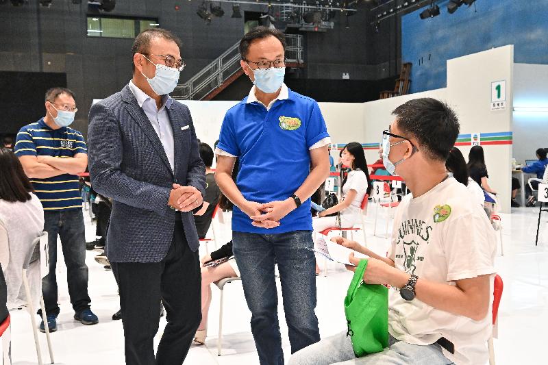 The Secretary for the Civil Service, Mr Patrick Nip, and the Chairman and Non-executive Director of Television Broadcasts Limited (TVB), Mr Thomas Hui, viewed the administering of a COVID-19 vaccine by the Government's outreach vaccination team at TVB City today (July 29). Photo shows Mr Nip (second right) and Mr Hui (third right) chatting with a staff member about to receive his vaccination.