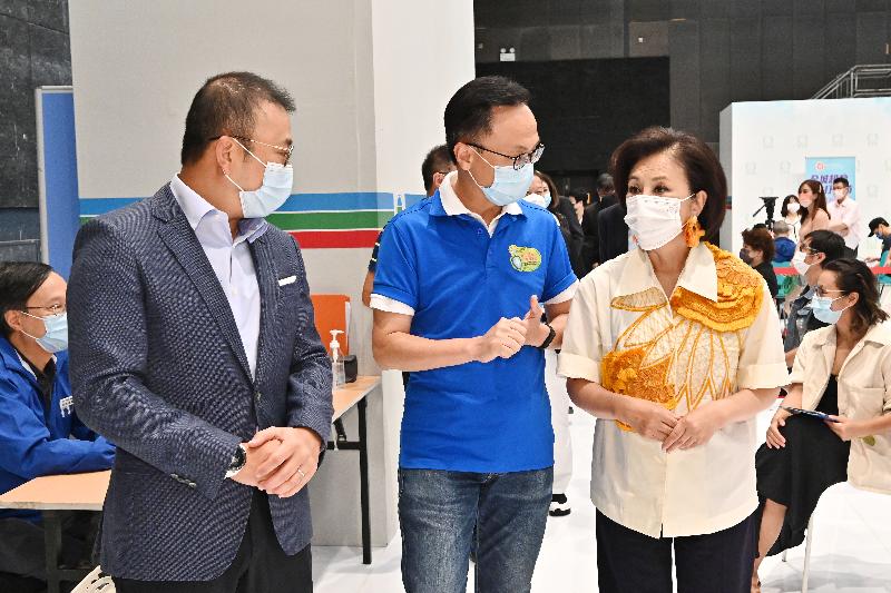 The Secretary for the Civil Service, Mr Patrick Nip (centre), and the Chairman and Non-executive Director of Television Broadcasts Limited (TVB), Mr Thomas Hui (left), viewed the administering of a COVID-19 vaccine by the Government's outreach vaccination team at TVB City today (July 29). Photo shows Mr Nip chatting with artiste Liza Wang (right).