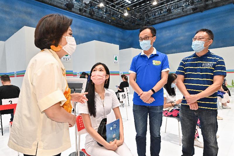 The Secretary for the Civil Service, Mr Patrick Nip, and the Chairman and Non-executive Director of Television Broadcasts Limited (TVB), Mr Thomas Hui, viewed the administering of a COVID-19 vaccine by the Government's outreach vaccination team at TVB City today (July 29). Photo shows Mr Nip (second right) and artiste Liza Wang (first left) chatting with artiste Rosita Kwok (second left) who is about to receive her vaccination. Looking on is Advisory Panel on COVID-19 Vaccines member Dr Thomas Tsang (first right).