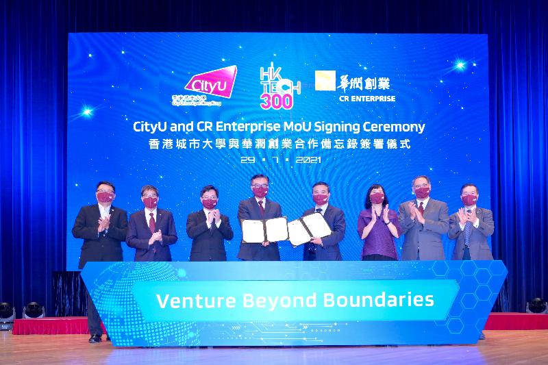 The Secretary for Innovation and Technology, Mr Alfred Sit (third left); the Council Chairman of City University of Hong Kong (CityU), Mr Lester Huang (second right); the President of CityU, Professor Way Kuo (second left); the Chairman of the Board of Directors of the Hong Kong Science and Technology Parks Corporation, Dr Sunny Chai (first left); the Chairman of the Board of Directors of the Hong Kong Cyberport Management Company Limited, Dr George Lam (first right); and the Permanent Secretary for Education, Ms Michelle Li (third right), witness the signing of a Memorandum of Understanding (MoU) between the Vice-President (Administration) of CityU, Mr Sunny Lee (fourth left), and the Assistant President of China Resources Group cum Chief Executive Officer of China Resources Enterprise, Mr Chen Ying (fourth right), at the CityU and China Resources Enterprise MoU Signing cum HK Tech 300 Seed Fund Award Presentation Ceremony today (July 29).