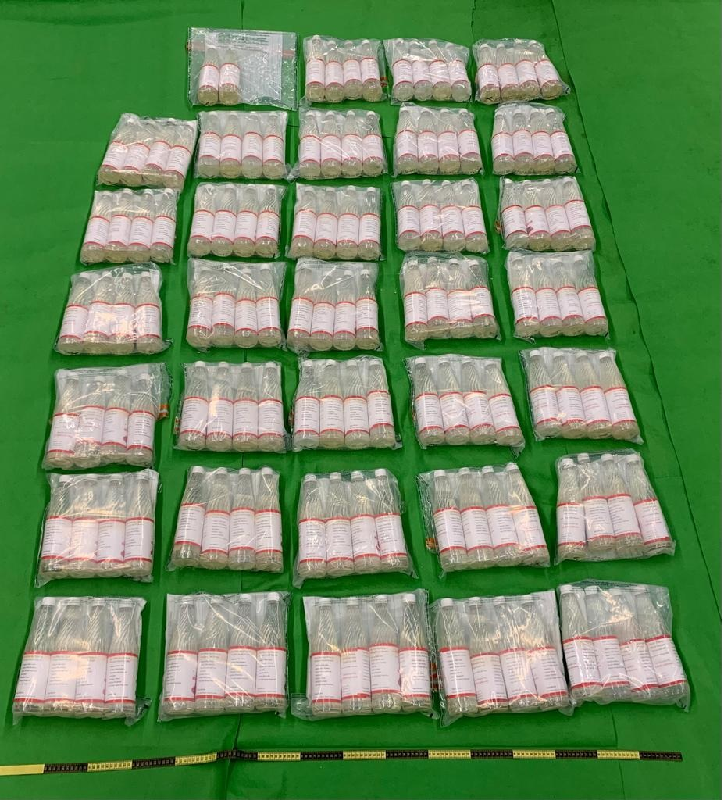 香港海關七月二十七日在香港國際機場檢獲約一百一十公斤懷疑液態氯胺酮，估計市值約五千八百萬元。圖示部分檢獲的懷疑液態氯胺酮。