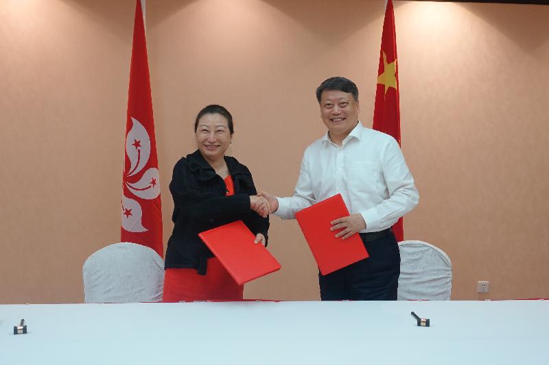 The Secretary for Justice, Ms Teresa Cheng, SC (left), signed a framework arrangement concerning legal talent exchanges and training co-operation with the Minister of Justice, Mr Tang Yijun (right), in Beijing this afternoon (July 29).