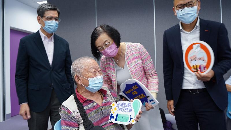 The Secretary for Food and Health, Professor Sophia Chan, visited the Kwai Tsing District Health Centre today (July 29) to learn about the outreach vaccination service co-organised by the Centre and network doctors in the community. Photo shows Professor Chan (second right) chatting with an elderly participant of the outreach vaccination service.