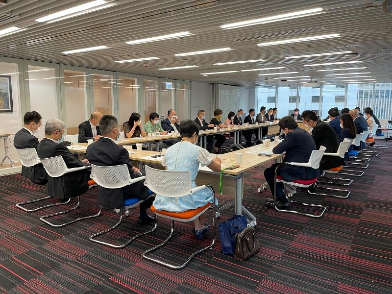 The Financial Services and the Treasury Bureau and Invest Hong Kong jointly held a meeting between representatives of the local securities industry and family offices today (July 30) in a bid to foster their mutual exchanges and collaboration to help the further development of the two sectors.