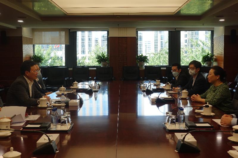 律政司司長鄭若驊資深大律師（右一）今日（七月三十日）下午在北京與商務部國際貿易談判代表兼副部長俞建華（左一）會面。