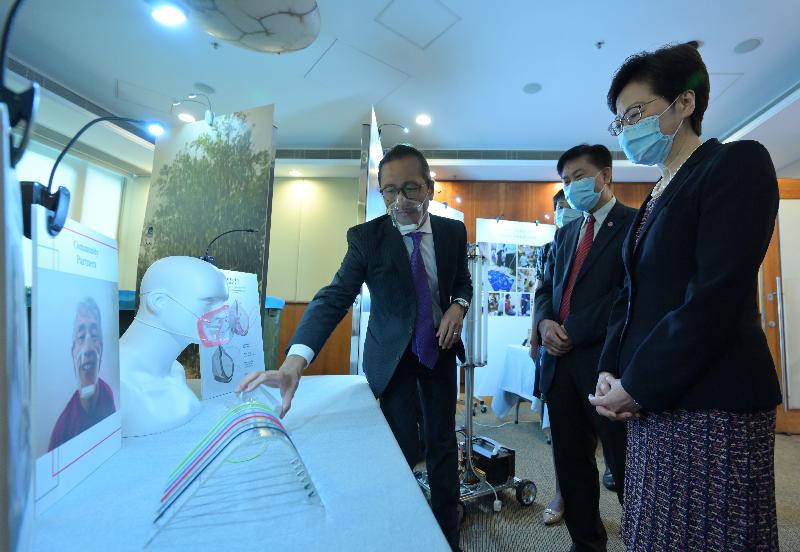 The Chief Executive, Mrs Carrie Lam, today (July 30) visited Lingnan University (LU). Photo shows Mrs Lam (first right), accompanied by the LU President, Professor Leonard Cheng (second right), receiving a briefing on the transparent anti-COVID-19 face mask developed under the Lingnan Entrepreneurship Initiative.