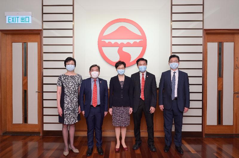 The Chief Executive, Mrs Carrie Lam, today (July 30) visited Lingnan University (LU). Photo shows Mrs Lam (centre) with the senior management of LU.