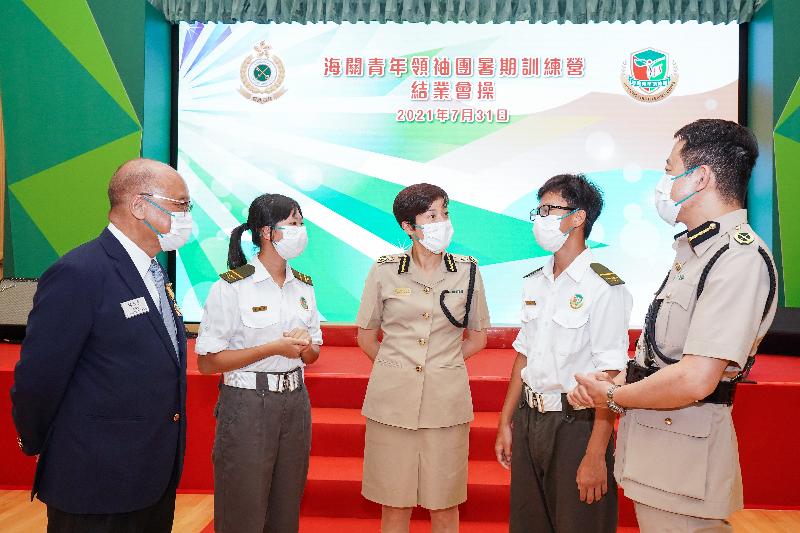 Hong Kong Customs today (July 31) held a graduation parade at the Hong Kong Customs College for the Customs Youth Leader Corps Summer Training Camp under the programme "Customs YES". Photo shows the Deputy Commissioner of Customs and Excise, Ms Louise Ho (centre), the Executive Director of the "Customs YES" Executive Committee, Mr Edgar Kwan (first left); and the Assistant Commissioner of Customs and Excise (Intelligence and Investigation), Mr Chan Tze-tat(first right), chatting with some of the graduates.