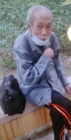 Lam Siu-tack, aged 89, is about 1.62 metres tall, 40 kilograms in weight and of thin build. He has a pointed face with yellow complexion and short white hair. He was last seen wearing a white short-sleeved shirt, black trousers, blue shoes and carrying a black shoulder bag.