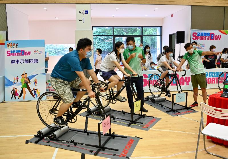 Sport For All Day 2021 was held today (August 1). The Leisure and Cultural Services Department organised a number of free recreation and sports programmes at designated sports centres in 18 districts for public participation. Picture shows members of public participating in a cycling session.