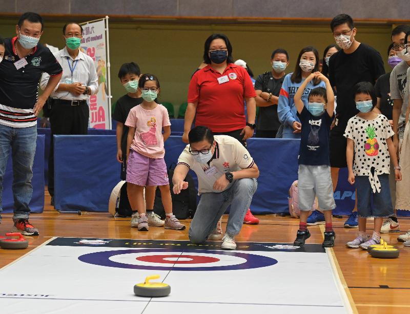 The Secretary for Security, Mr Tang Ping-keung (centre), participated in Sport For All Day 2021 activities organised by the Leisure and Cultural Services Department at Hung Hom Municipal Services Building Sports Centre this afternoon (August 1). Photo shows Mr Tang joining members of the public in a floor curling session.