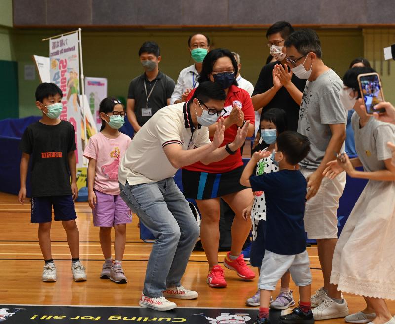 The Secretary for Security, Mr Tang Ping-keung (third left), joined members of the public to share the fun of doing exercise at Hung Hom Municipal Services Building Sports Centre this afternoon (August 1) on Sport For All Day 2021 organised by the Leisure and Cultural Services Department.