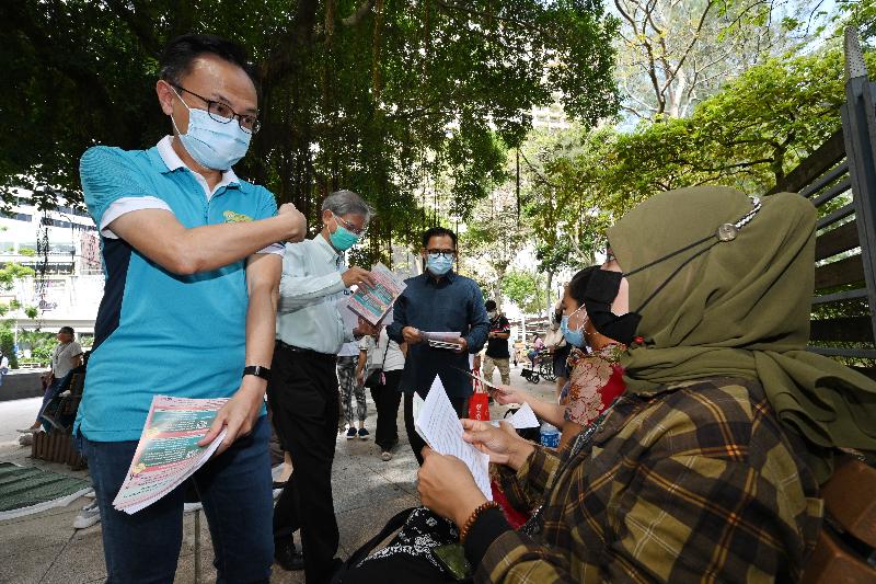 The Secretary for the Civil Service, Mr Patrick Nip (first left); the Secretary for Labour and Welfare, Dr Law Chi-kwong (second left); and the Consul General of the Republic of Indonesia in Hong Kong, Mr Ricky Suhendar (third left) distribute leaflets at Victoria Park today (August 1) to encourage Indonesian community in Hong Kong to get vaccinated against COVID-19.
