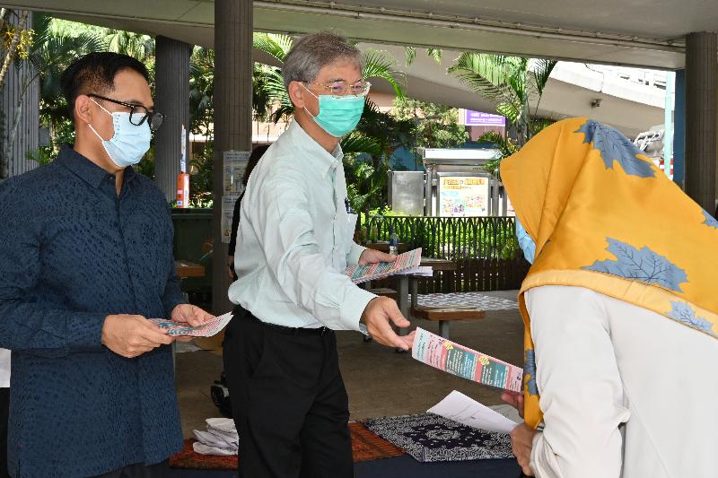 The Secretary for Labour and Welfare, Dr Law Chi-kwong (centre) and the Consul General of the Republic of Indonesia in Hong Kong, Mr Ricky Suhendar (left) distribute leaflets at Victoria Park today (August 1) to encourage Indonesian community in Hong Kong to get vaccinated against COVID-19.